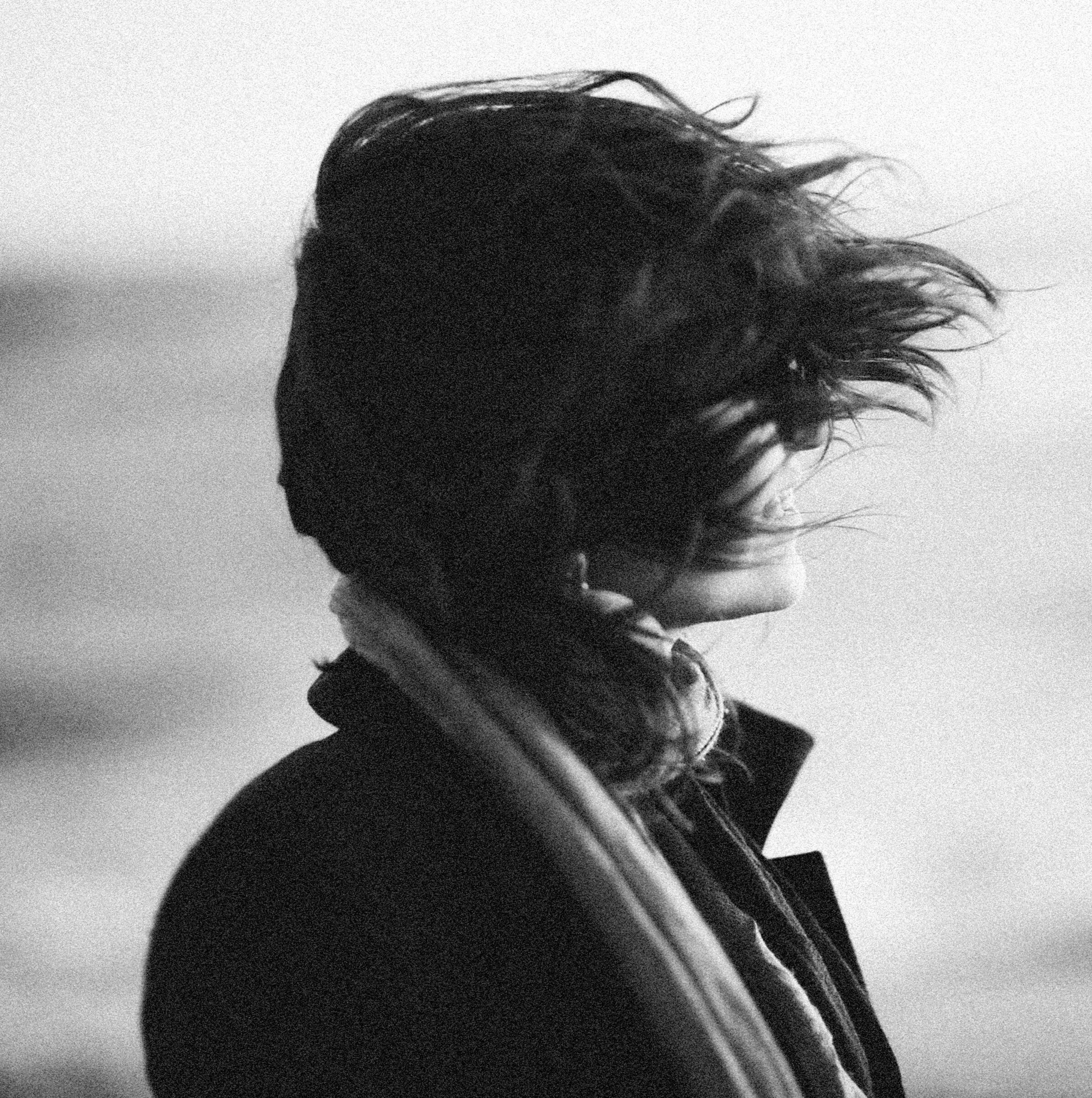 alt="Mujer en sesión de psicoterapia online para adultos desde casa con portátil. Mia Psicología: terapia en español, catalán y alemán desde Barcelona."